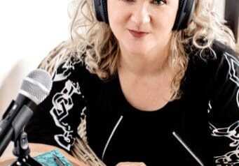 5S0A4718 patti mic headphones closeup