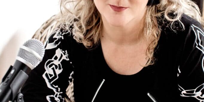 5S0A4718 patti mic headphones closeup