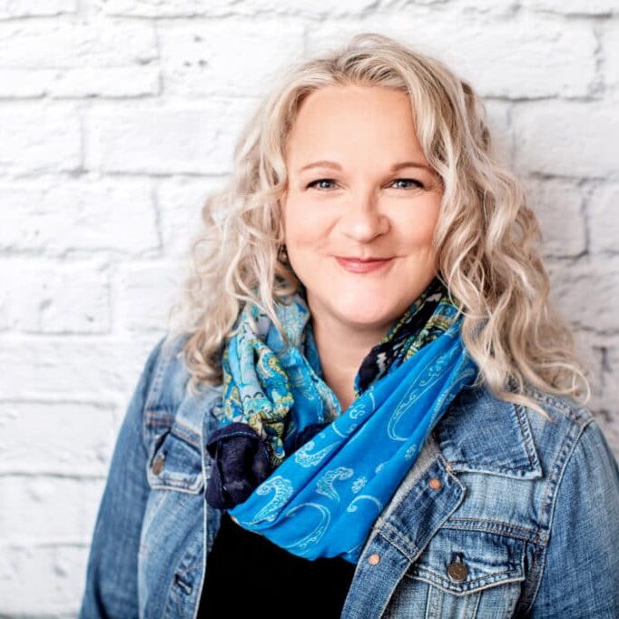 5S0A4802headshotIlovejeanjacket